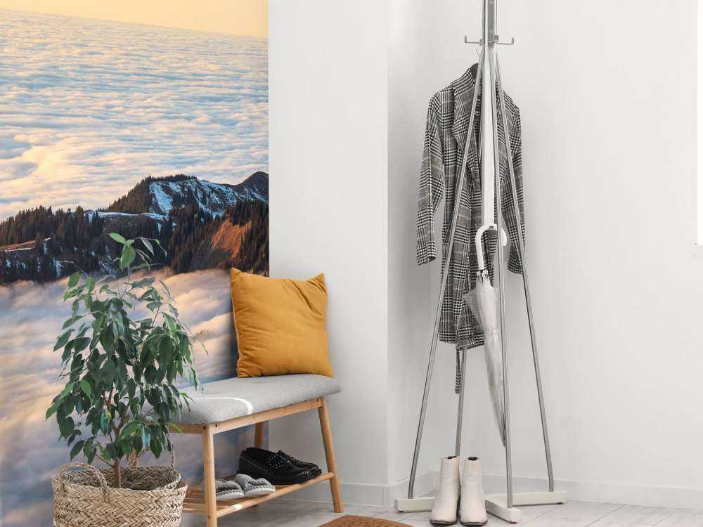 Bergkam drijvend in wolkenzee