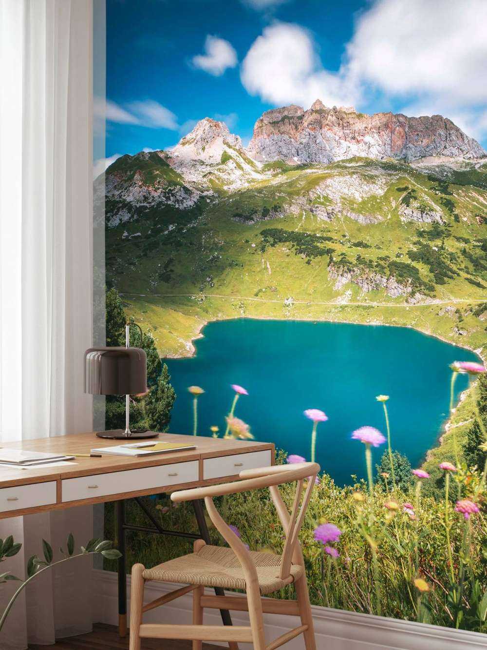 Bloemenweide aan helder bergmeer