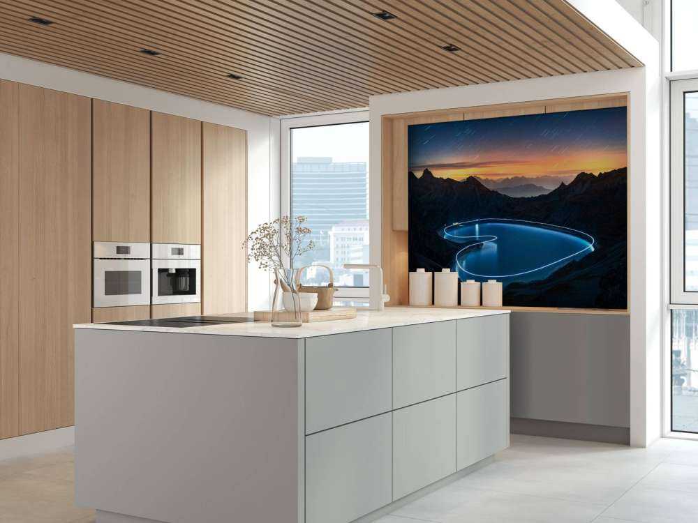 Lichtpad rond bergmeer bij nacht