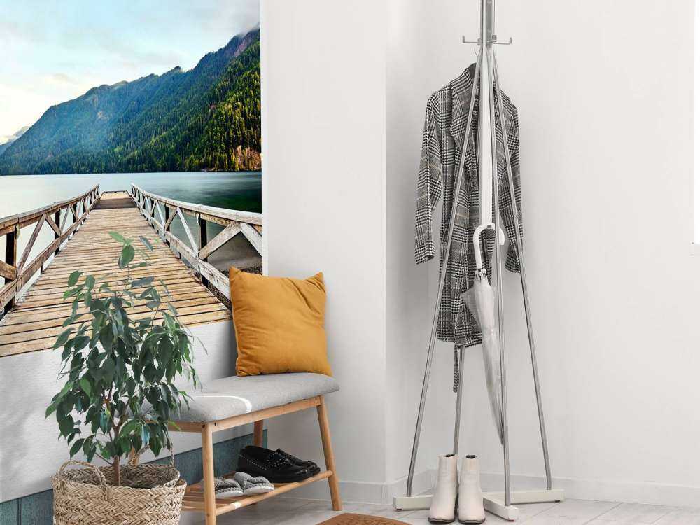 Houten steiger aan bergmeer