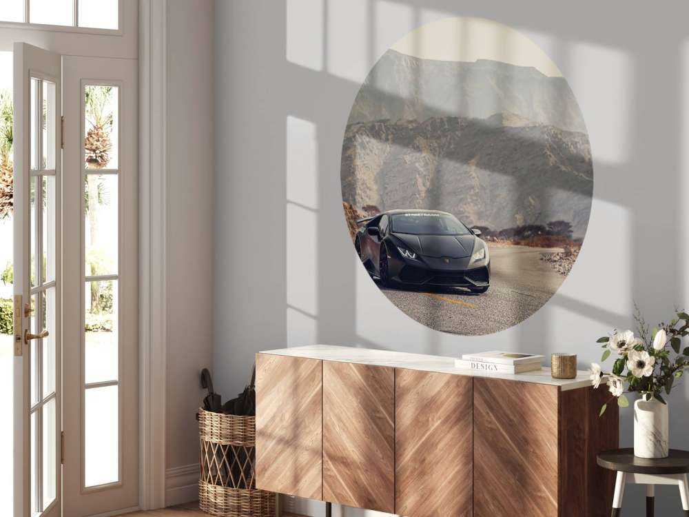 Zwarte supercar in woestijn