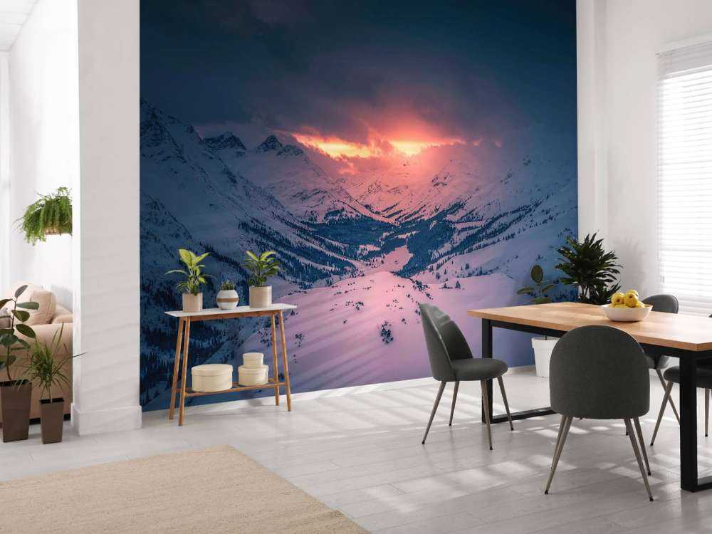 Avondgloed boven stil bergdal