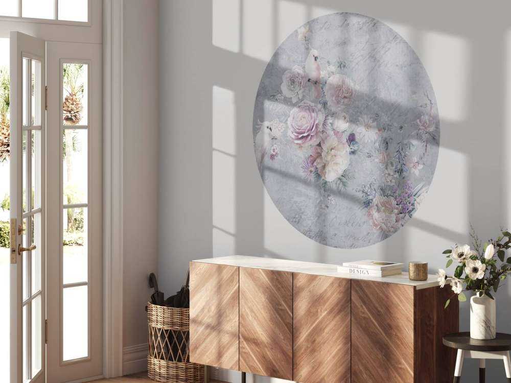 Papegaaien tussen bloemen