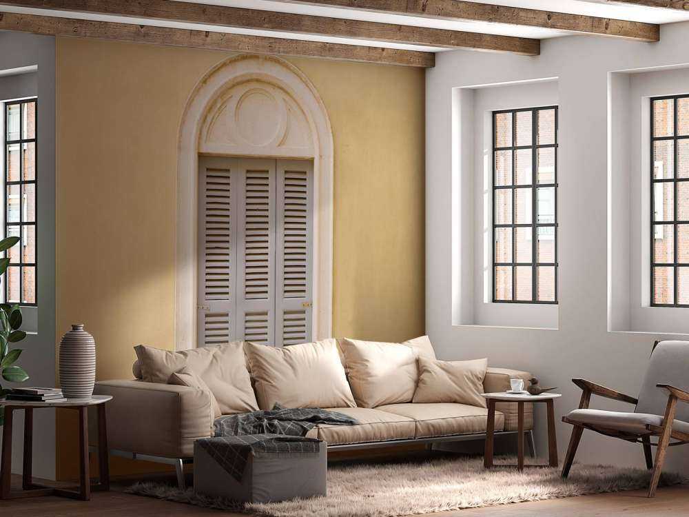 Raam met houten luiken op gele muur