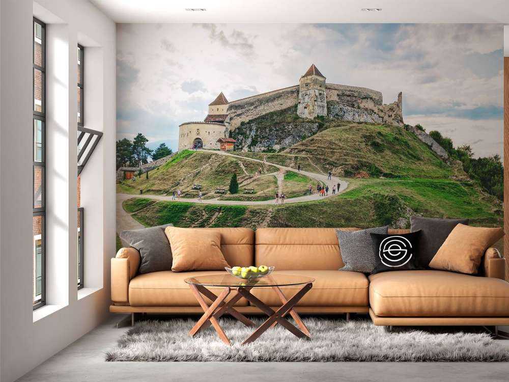 Cetatea Râșnov op een bewolkte dag