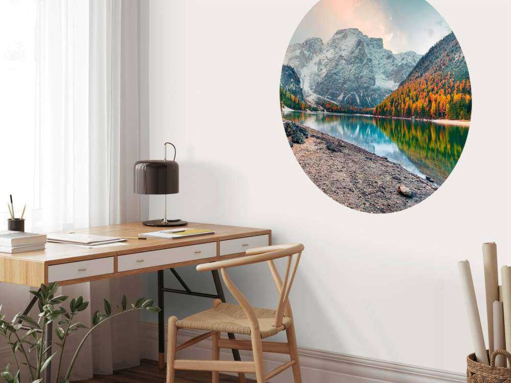 Kleurrijke bomen in een Italiaans berglandschap