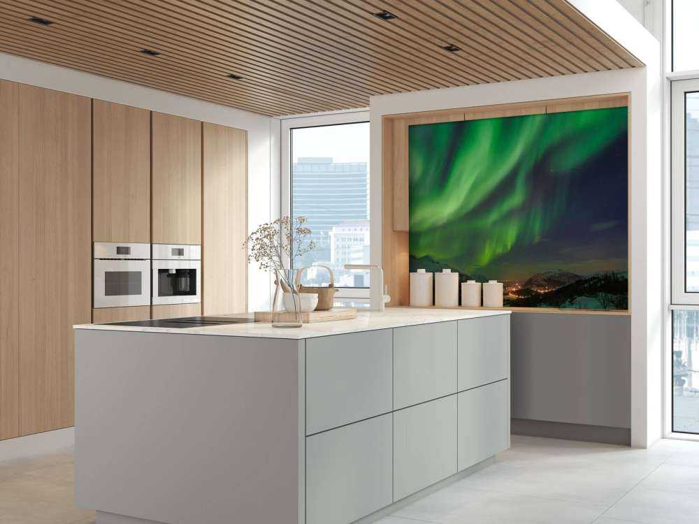 Verlichte stad door het Noorderlicht