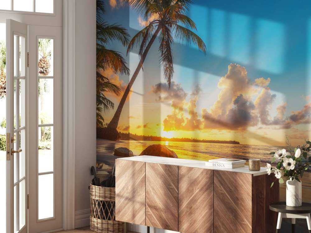 Tropisch strand bij zonsondergang