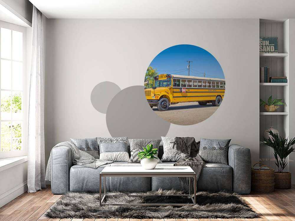 Traditionele gele schoolbus op een parkeerterrein