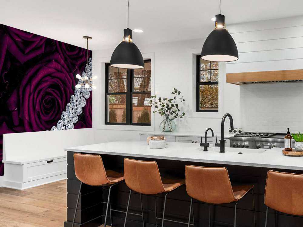 Rode rozen met een diamanten ketting erop