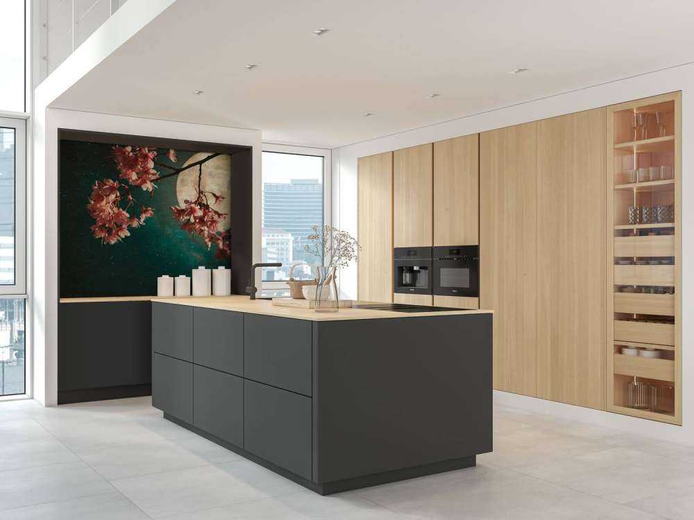 Kersenbloesem met de maan op de achtergrond