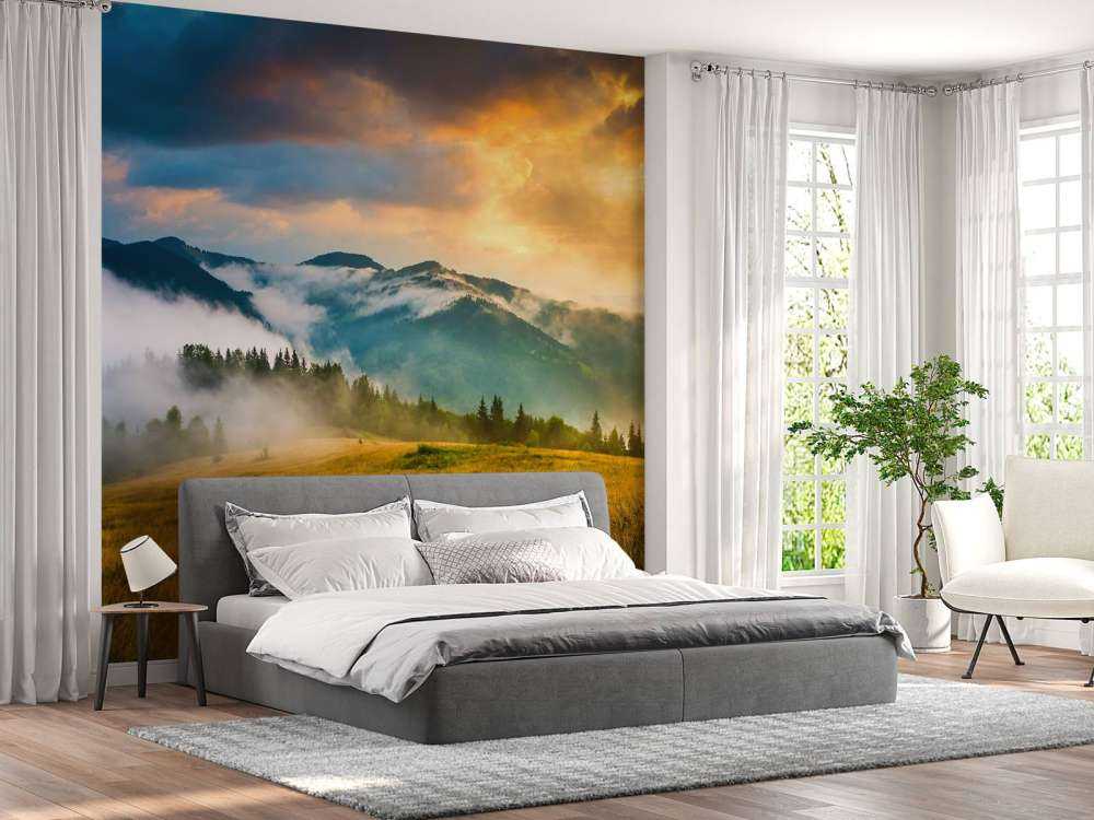 Berglandschap met mist bij zonsondergang