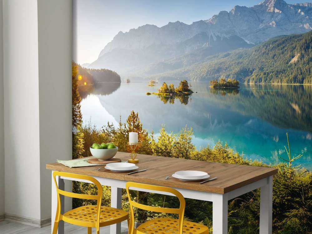 Een zomers berglandschap met een meer