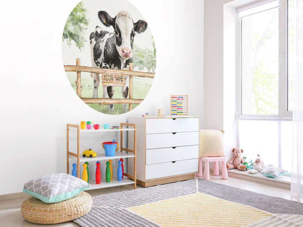 Jonge koe in een weiland