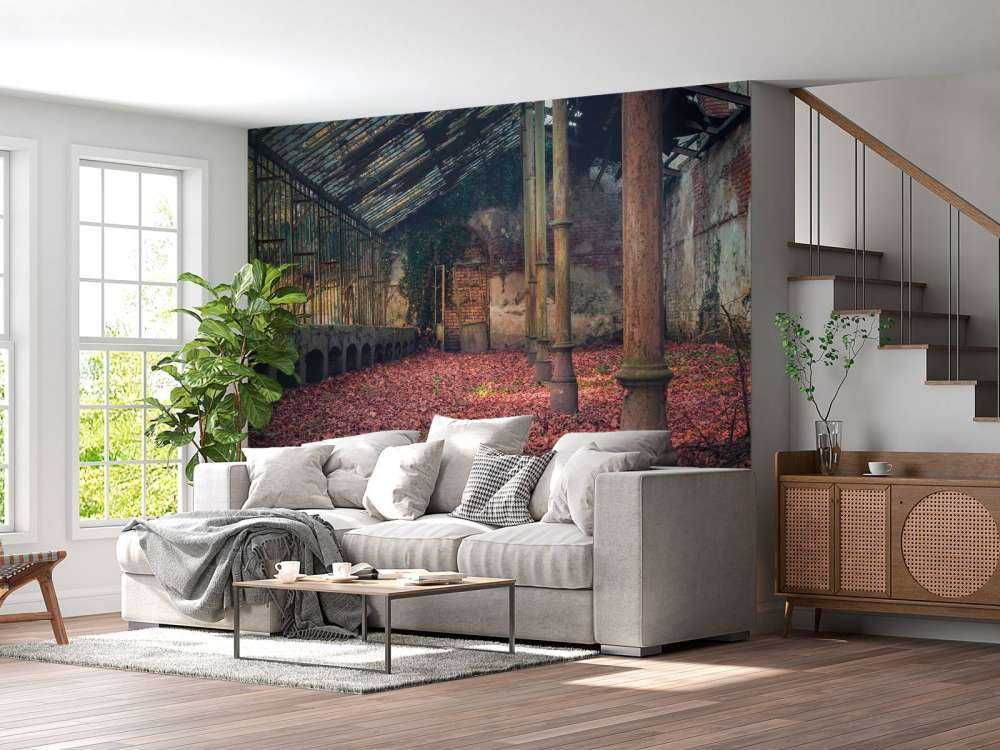 Verlaten huis met bladeren