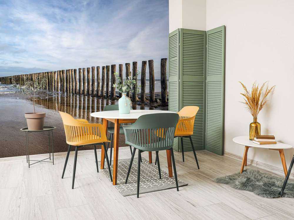 Houten golfbreker aan de kust bij Cadzand bad