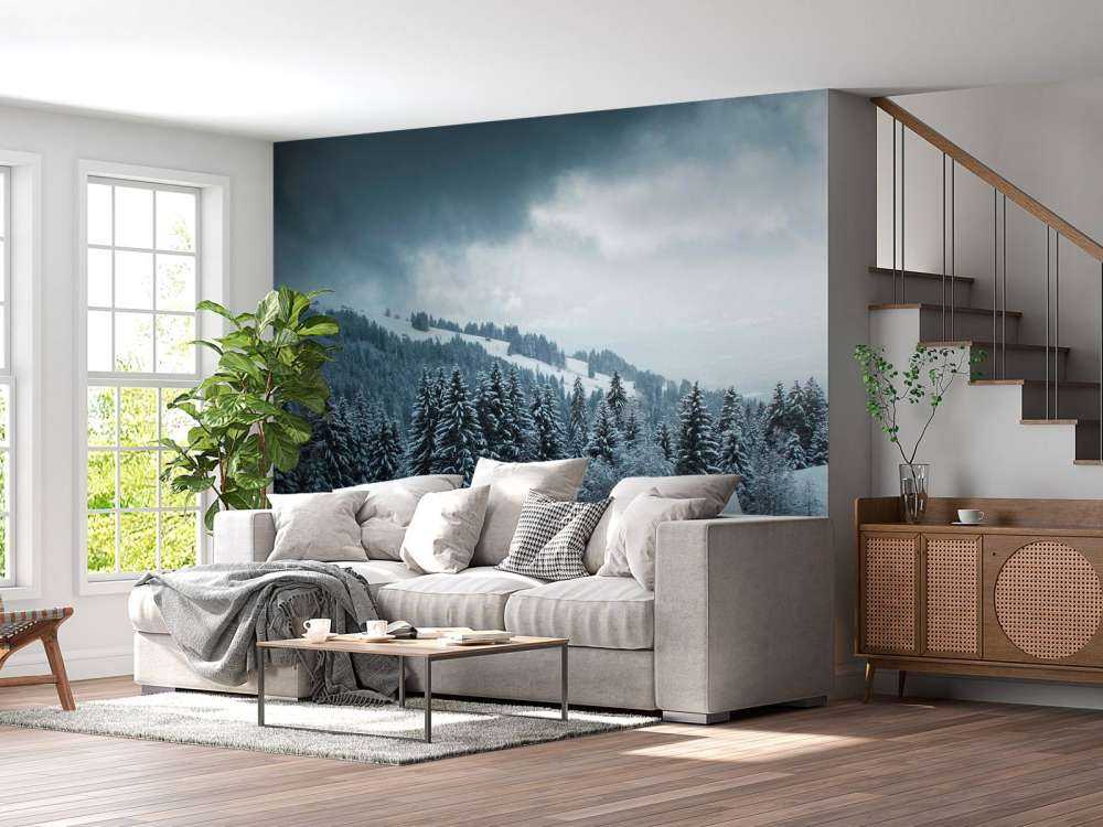 Besneeuwd dennenbos met houten hutten