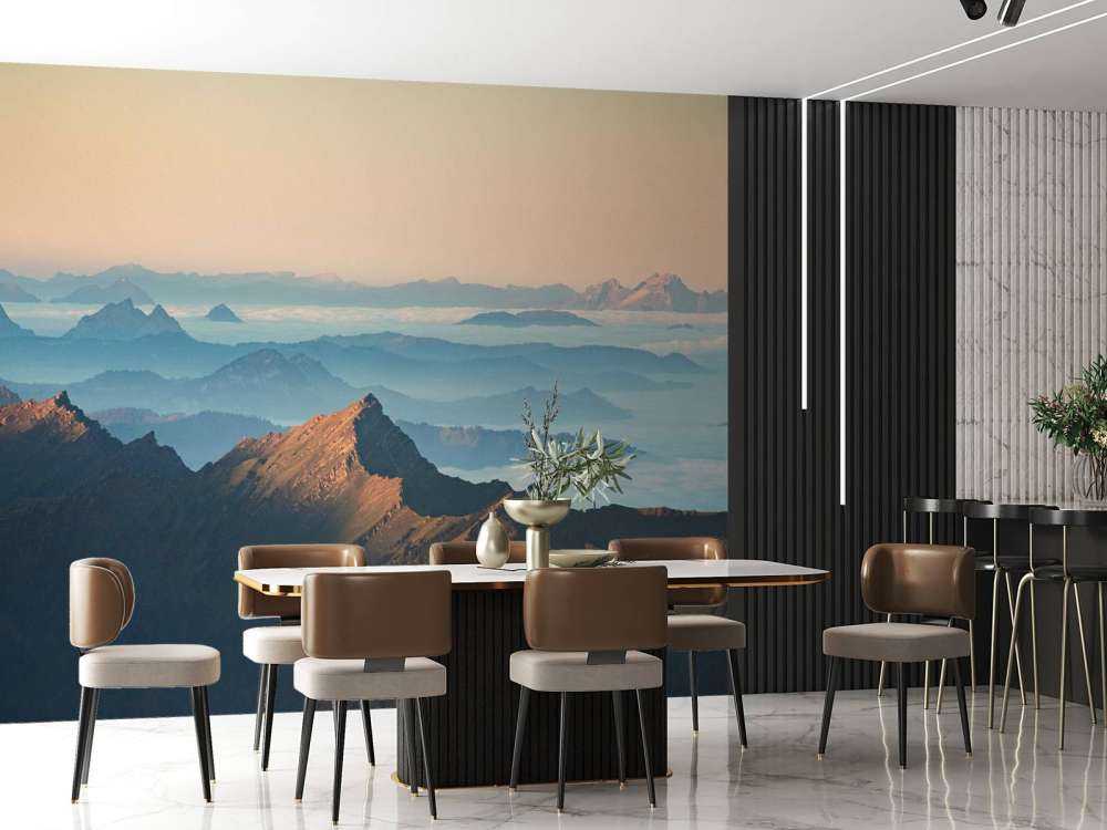 Bergkam in ochtendmist en zonlicht