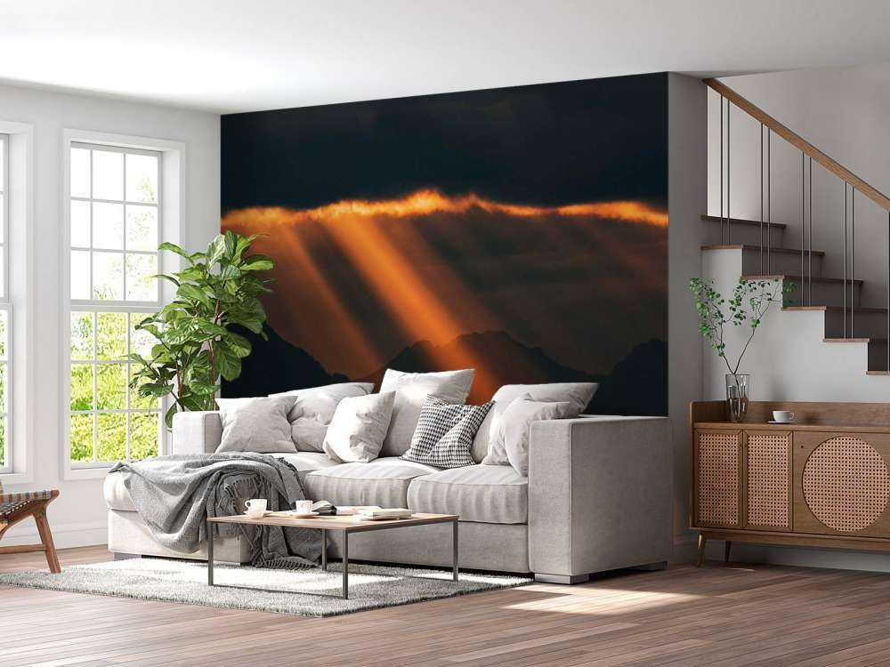 Gouden zonnestralen over bergsilhouet