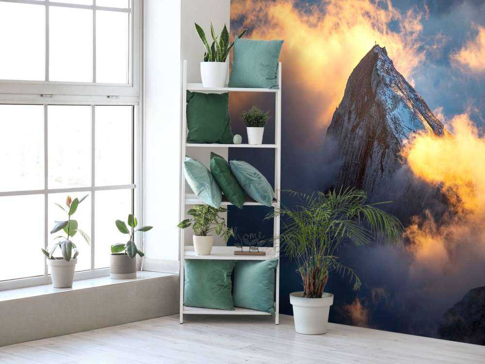 Bergtop in vurige wolkenzee