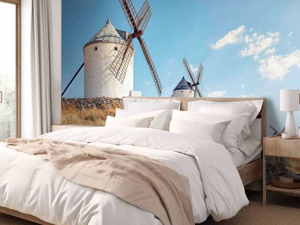 Zomerheuvel met witte windmolens