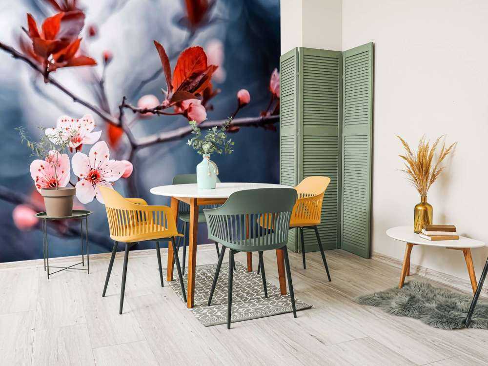 Kersenbloesem met roodbruine blaadjes