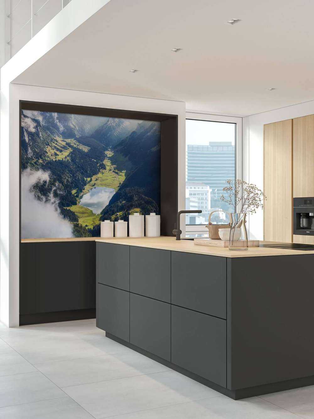 Zonlicht over bergmeer in vallei