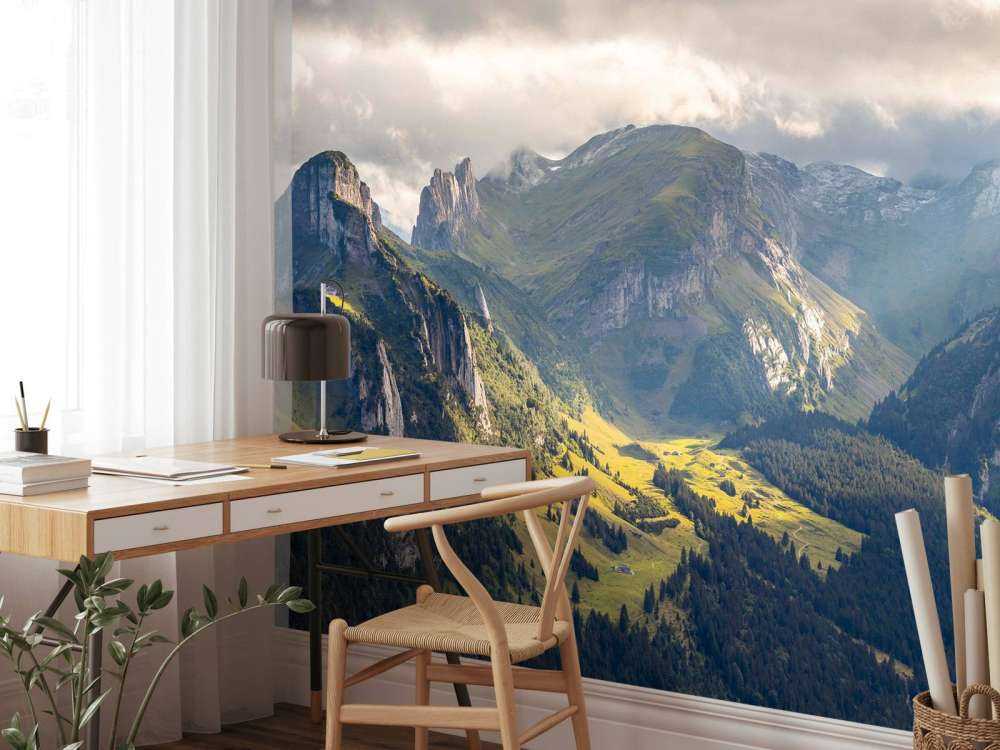 Zonlicht over groene bergvallei