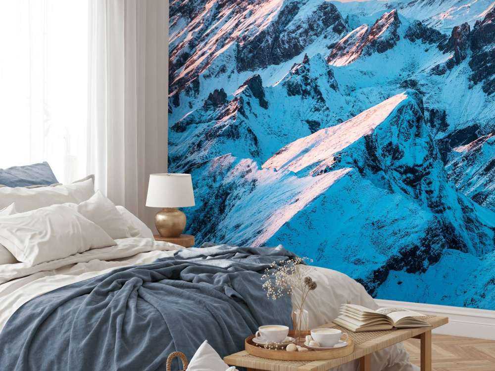 Zonsopkomst over besneeuwd bergmassief