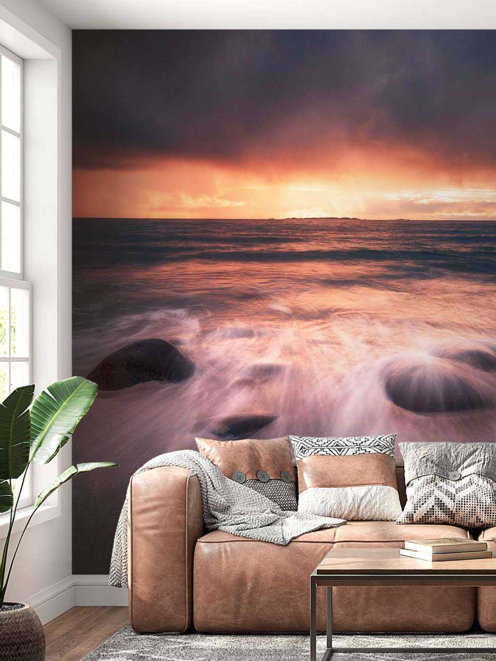 Avondgloed over stenen kustlijn