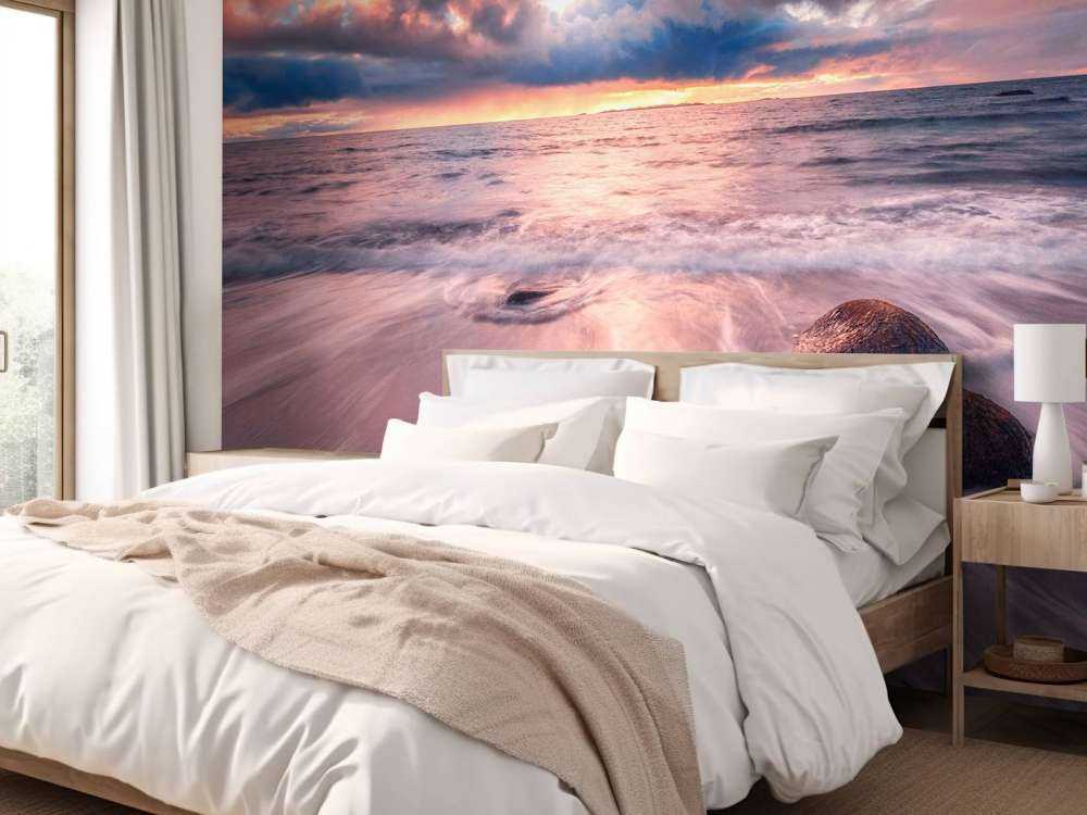 Stormlucht boven stille branding