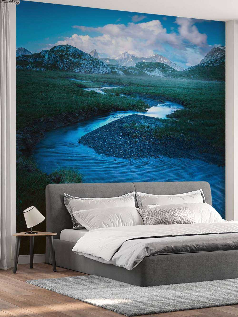 Bergbeek onder blauwe avondlucht