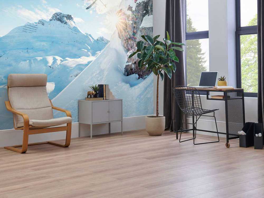 Sprong in besneeuwd berglandschap