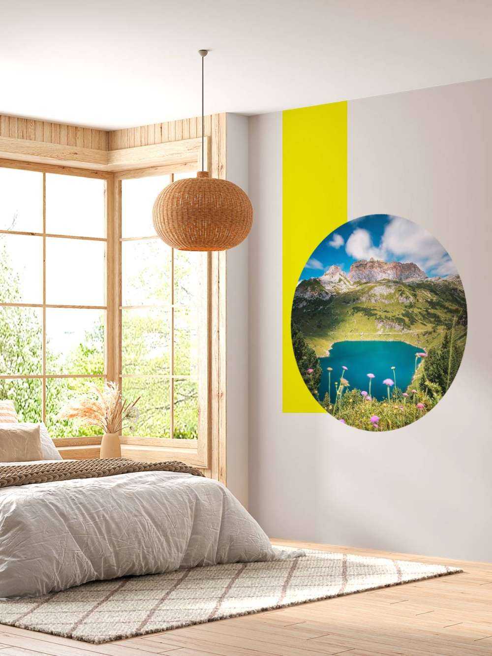 Bloemenweide aan helder bergmeer