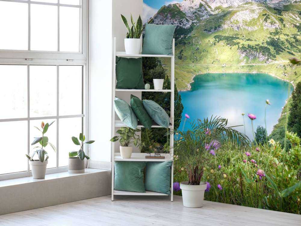 Bergmeer met wilde alpenbloemen