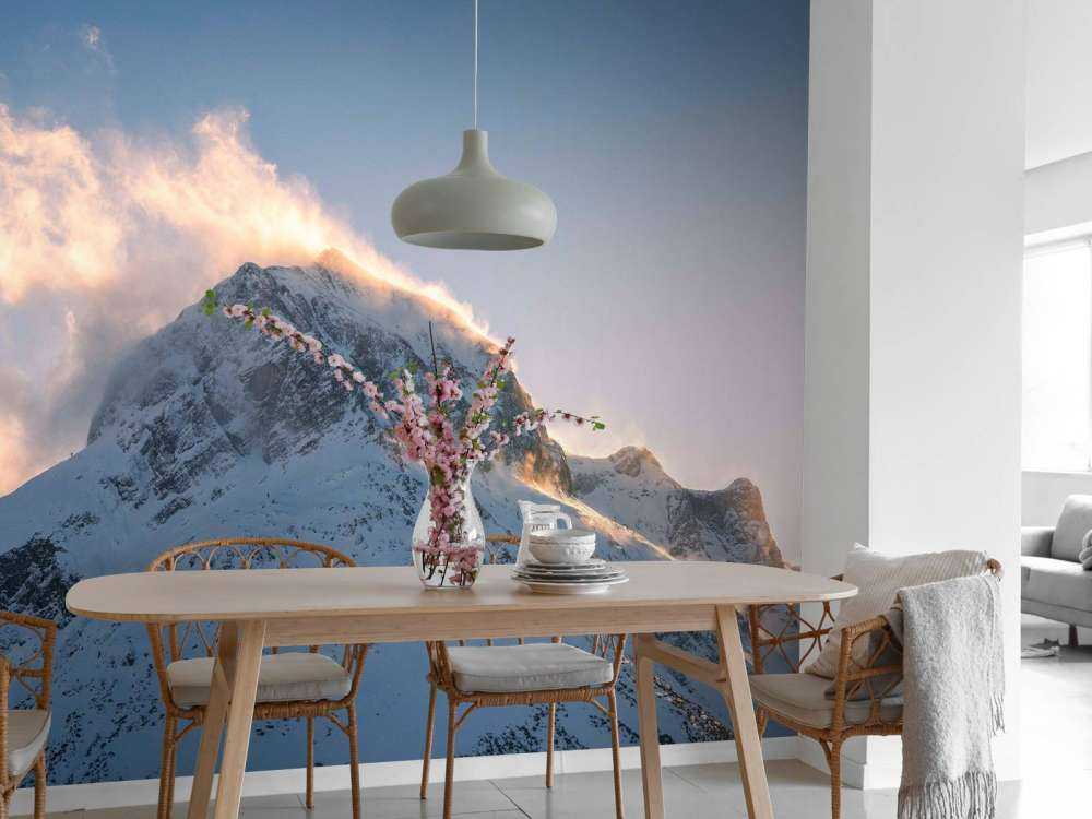 Bergtop in vurige ochtendgloed