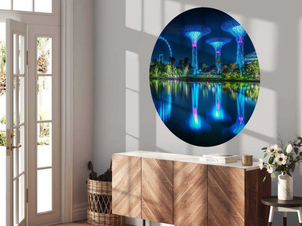 Futuristische lichtbomen aan water