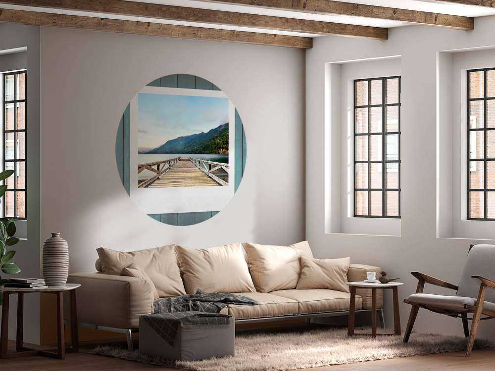 Houten steiger aan bergmeer