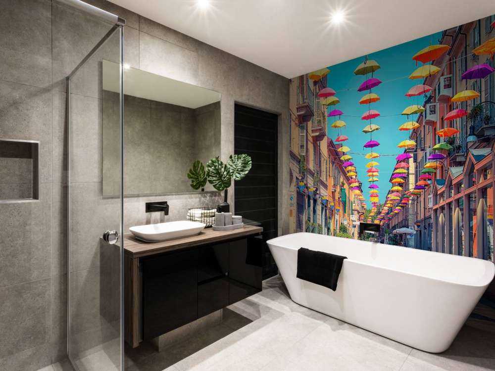 Vrolijke parasols boven zonnige straat