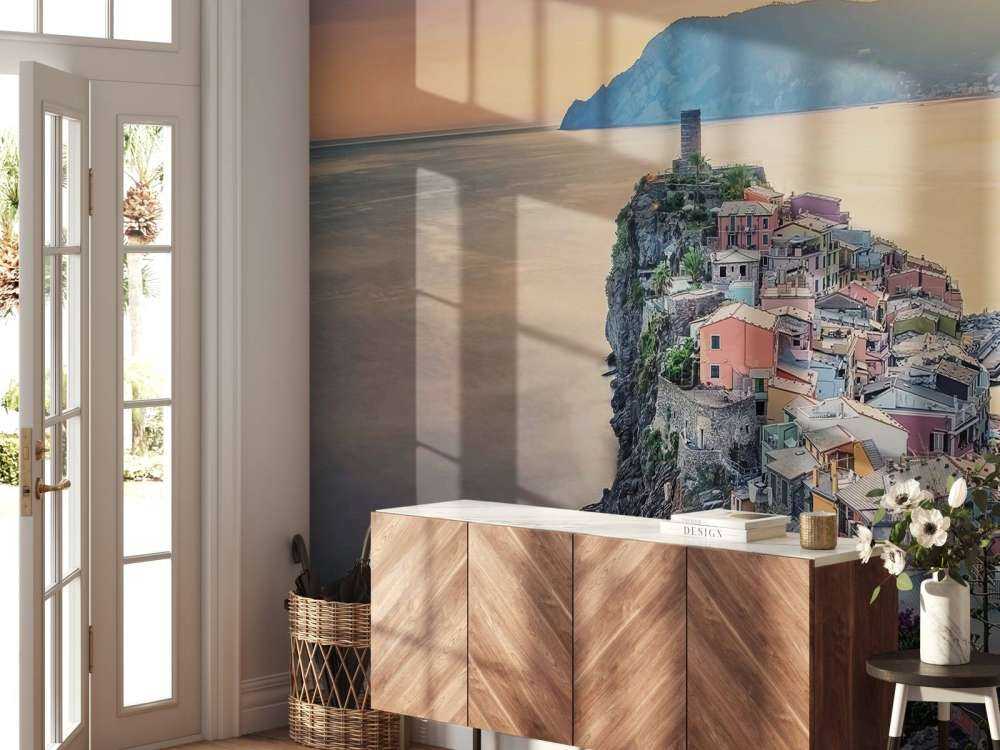 Zonsondergang boven kleurrijke kustrotsen