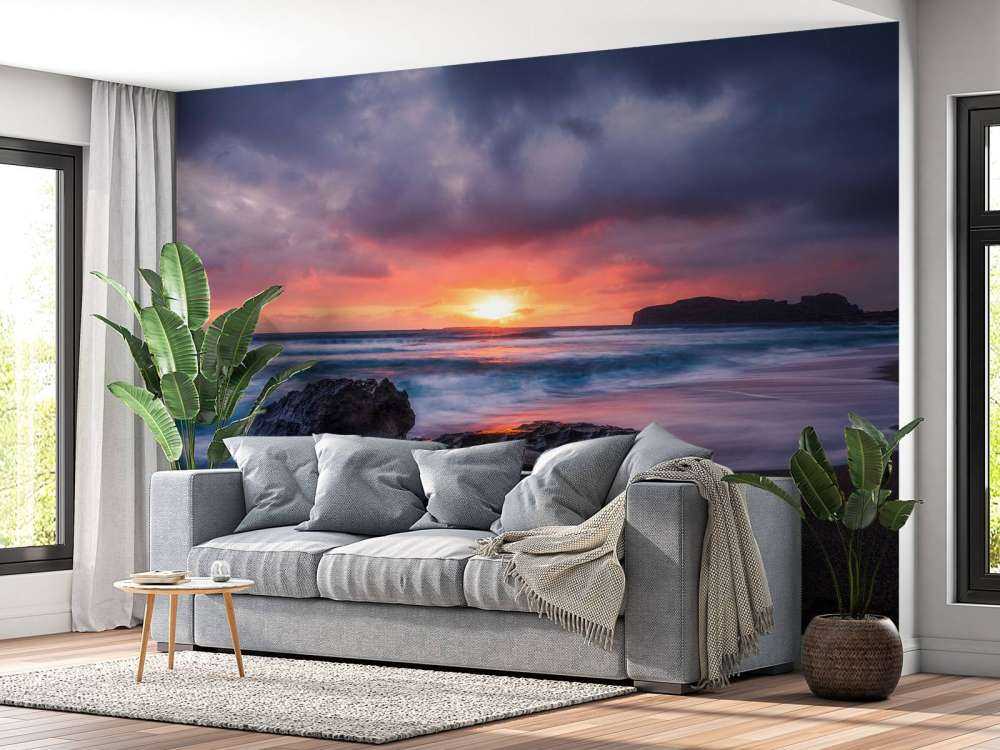 Rotsachtige kust bij zonsondergang