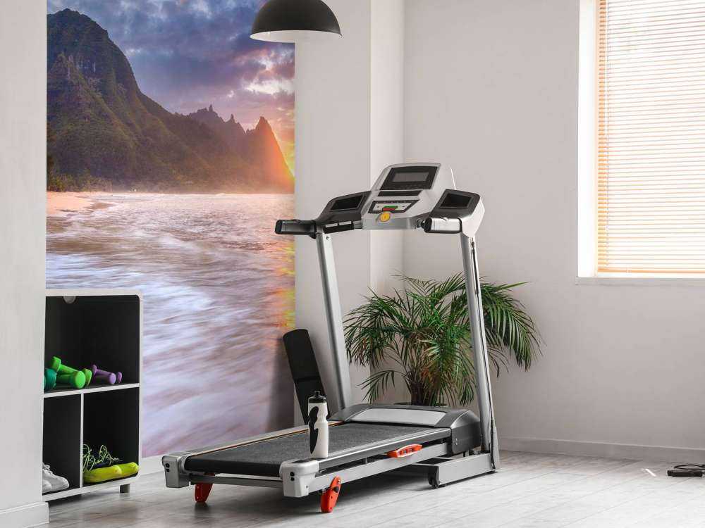 Zonsondergang aan tropisch strand