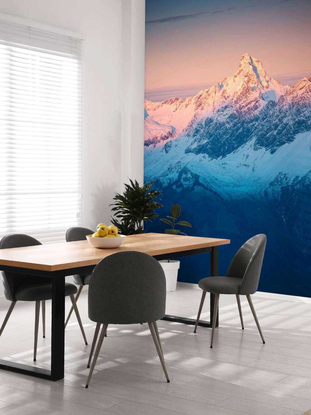 Avondlicht op besneeuwde bergtop