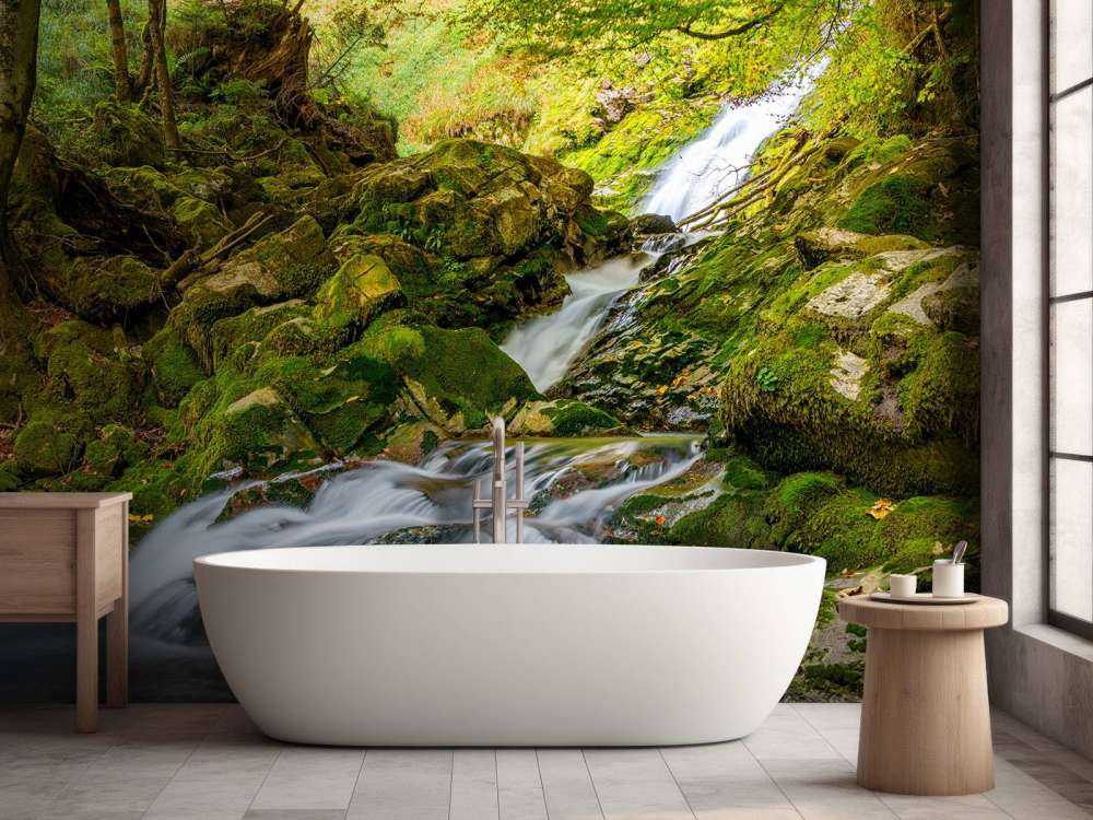 Waterval midden in het bos