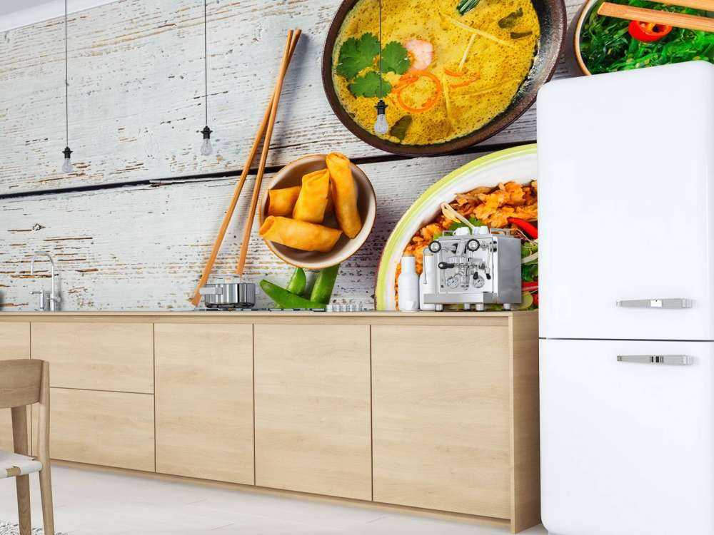 Aziatische gerechten op een houten tafel