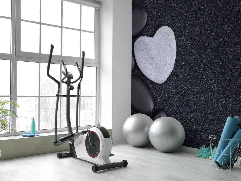 Zwarte stenen met grijze hartvormige steen