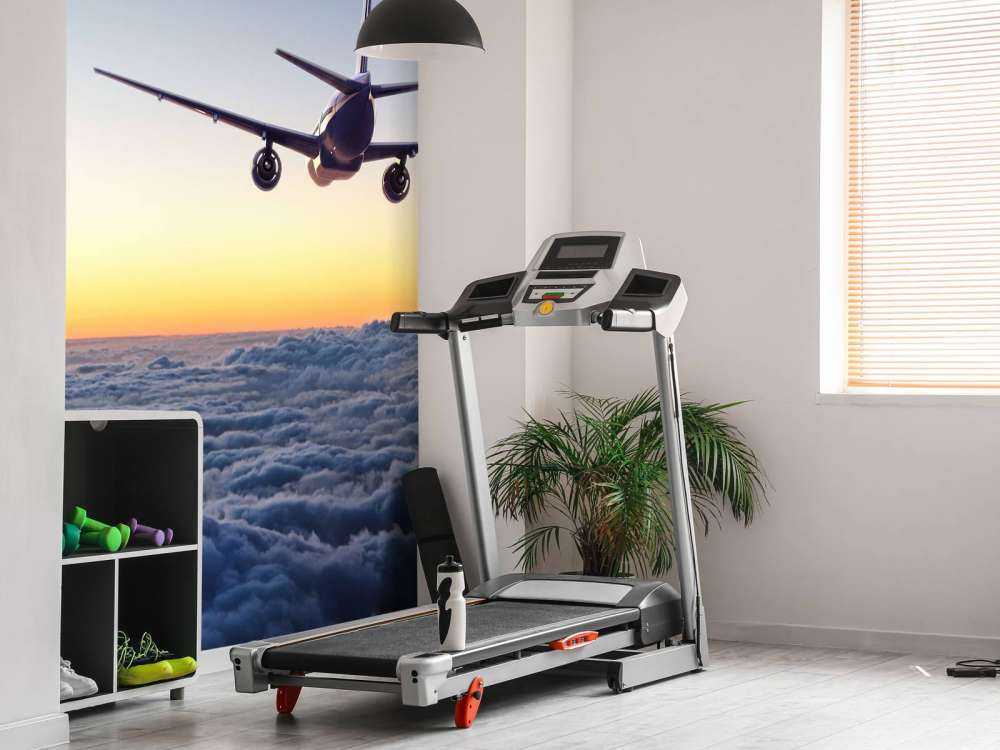 Vliegtuig in de avond boven de wolken