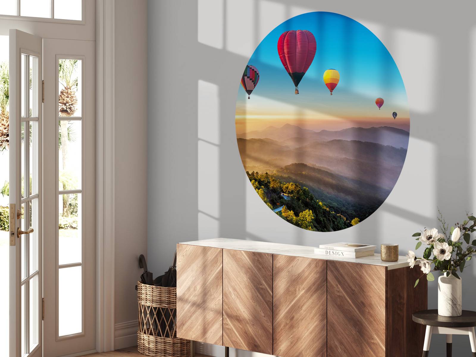 Grote groep luchtballonnen boven een mistig berglandschap