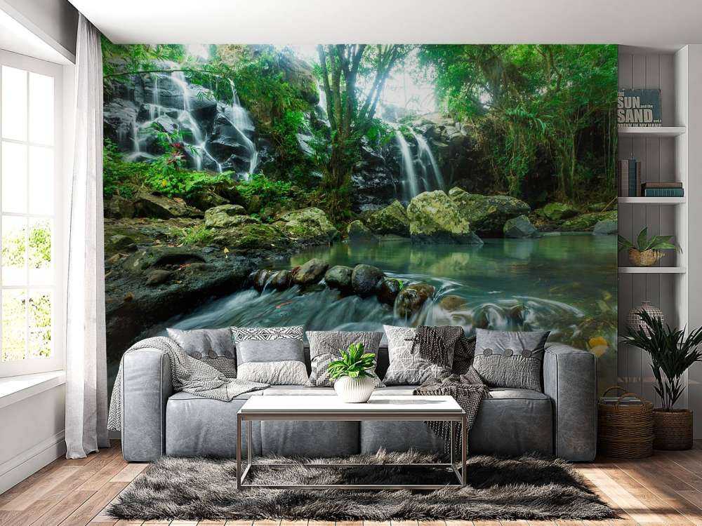 Waterval door een tropisch regenwoud