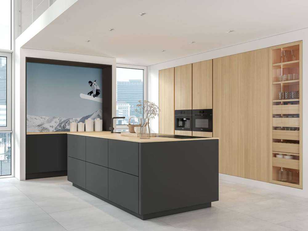 Snowboarder maakt een hoge sprong